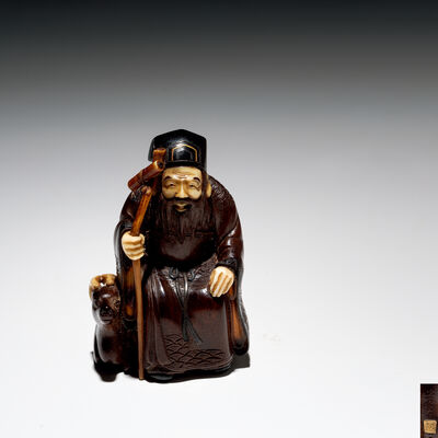 光谷銘　黃楊木彫寿老仙鹿根付　角材玳瑁赤銅等多材料使用　底金印刻