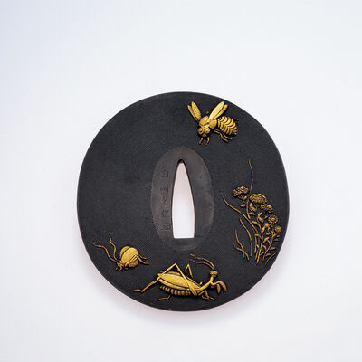 菊岡光保作 昆虫金工象嵌 鐔（木箱）