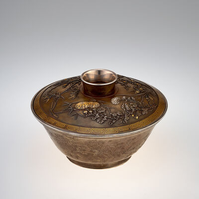 工藤延寿作 花草虫彫高肉金工象嵌菓子器（二重共箱）