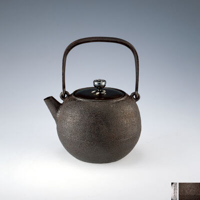 金寿堂雨宮宗造　天猫式丸形鉄瓶　陰刻身銘（共箱）