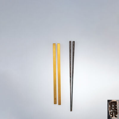 蔵六造　純銀箸一対・銅鍍金文鎮一対（共箱有）