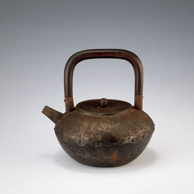 古鉄打出釘入木手湯沸