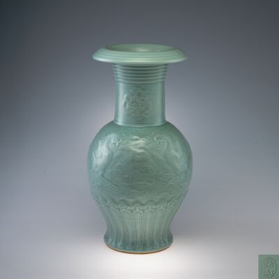 初代諏訪蘇山作　青磁鳳雲浮模様花瓶　大正八年皇室特注品　台付　資料付（共箱二重箱）