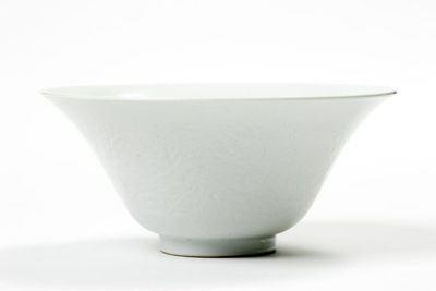 清中期 白釉 浮雕龍紋碗