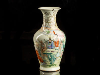 074-「雍正年製」粉彩人物図花瓶